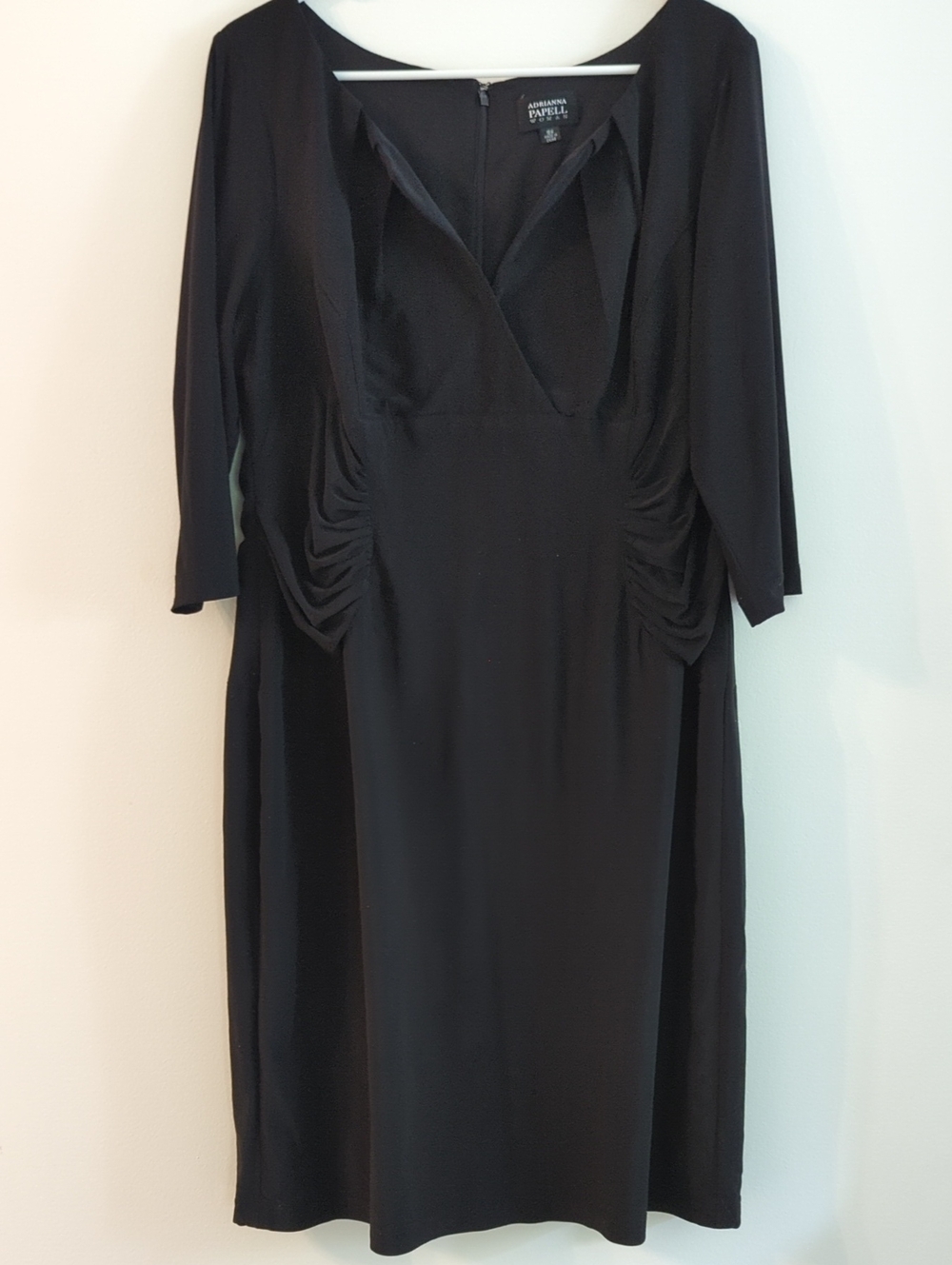 Adrianna Papell Black V-Neck Ruched Sheath Dress with Three-Quarter Sleeves